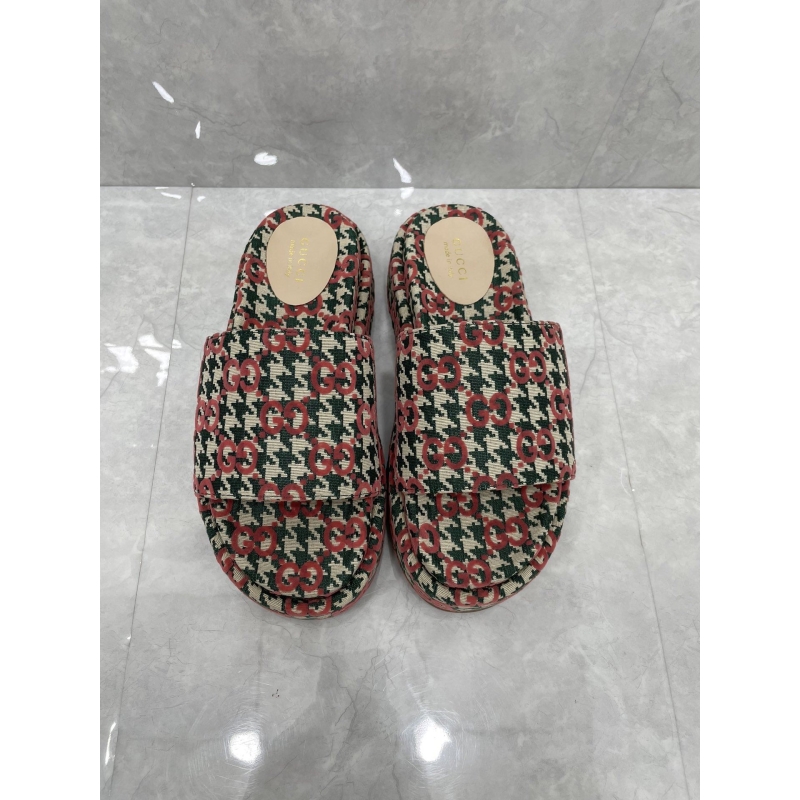 G*u*i slippers